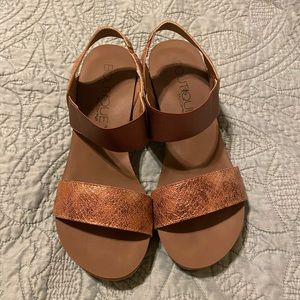 Corky’s Bandit women’s sandal in rose gold size 9 EUC